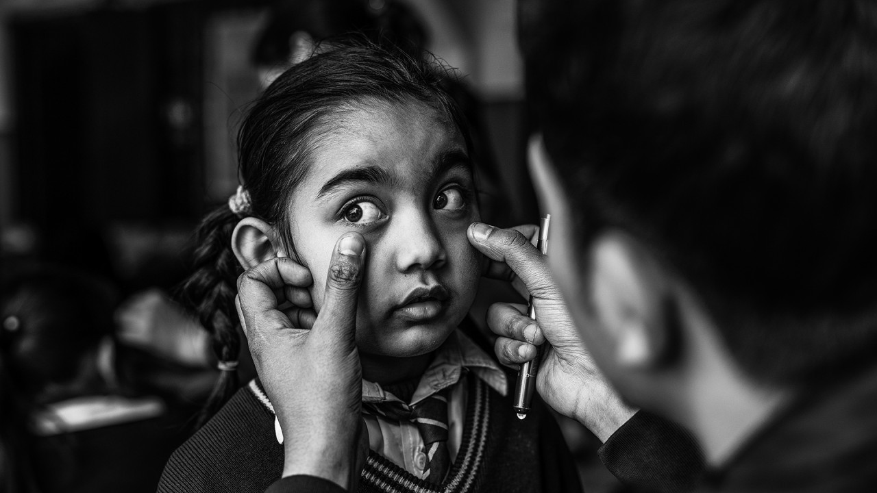 Alastair Miller in conversation with Trustee and Volunteer Surgeon, Rob Walters)